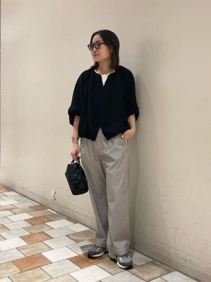 黒のブルゾンを着た女性