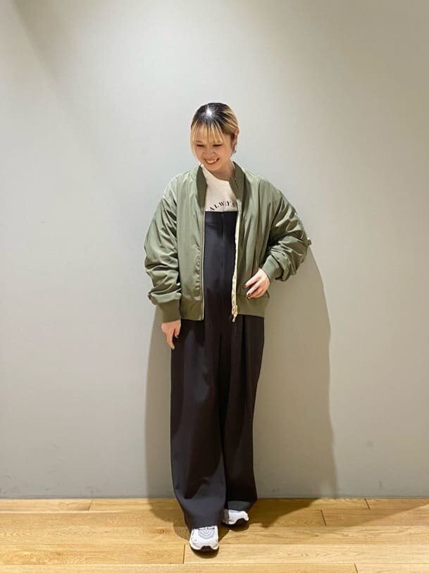 サロペットを着た女性