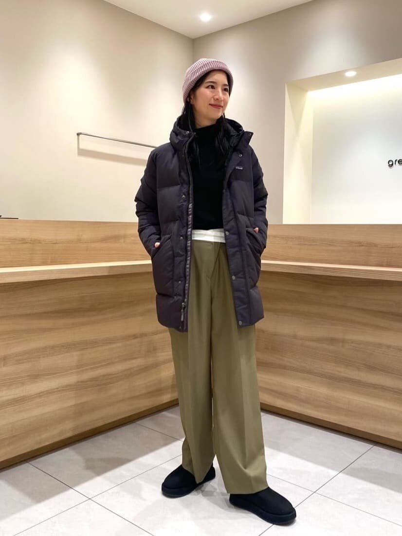 ダウンコートを着た女性