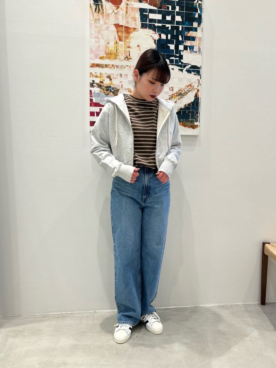 デニムパンツをはいた女性