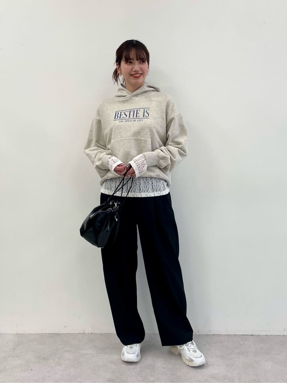黒のパンツをはいた女性
