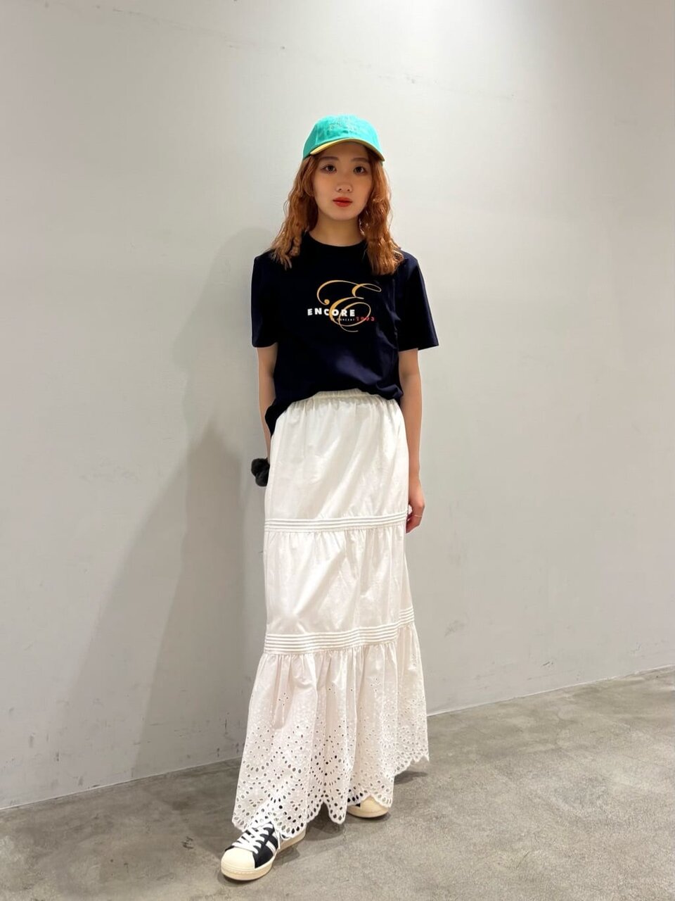 Tシャツと白スカートのコーデ