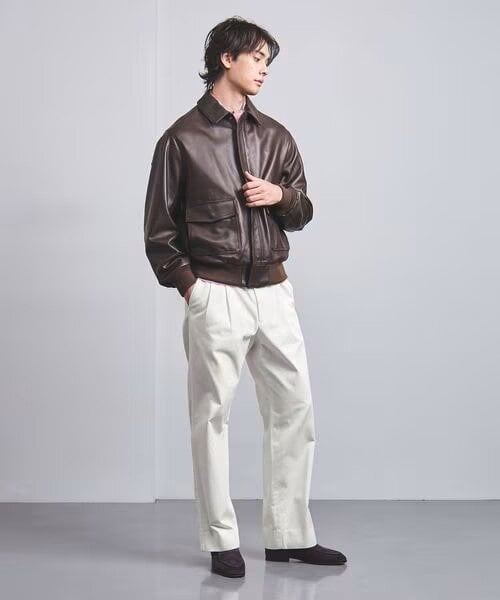 白のワイドパンツをはいている男性