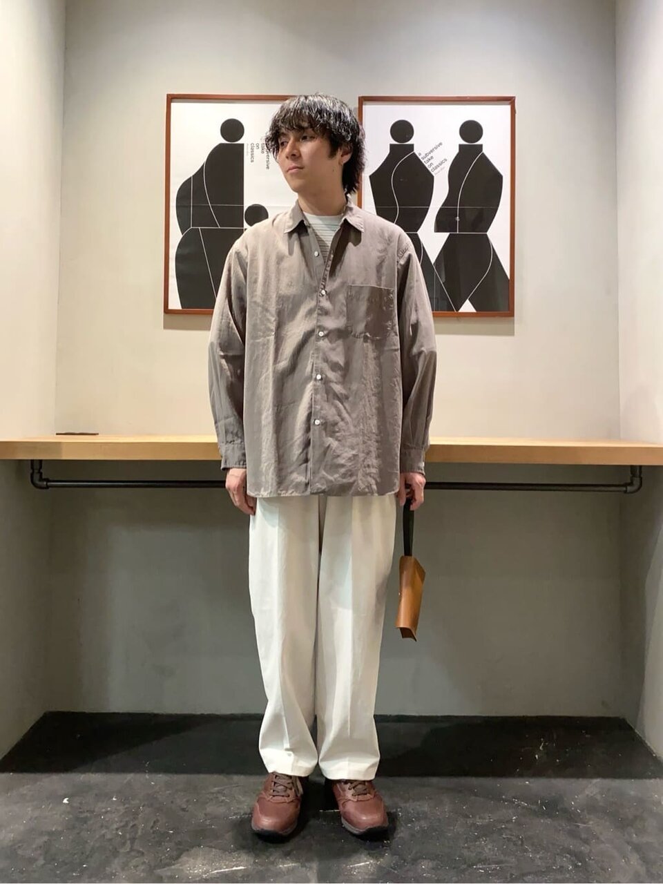 グレーのシャツ×オフホワイトのワイドパンツのコーデ