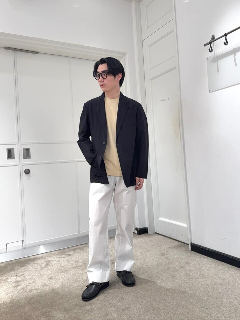 黒のジャケット×白のワイドパンツのコーデ