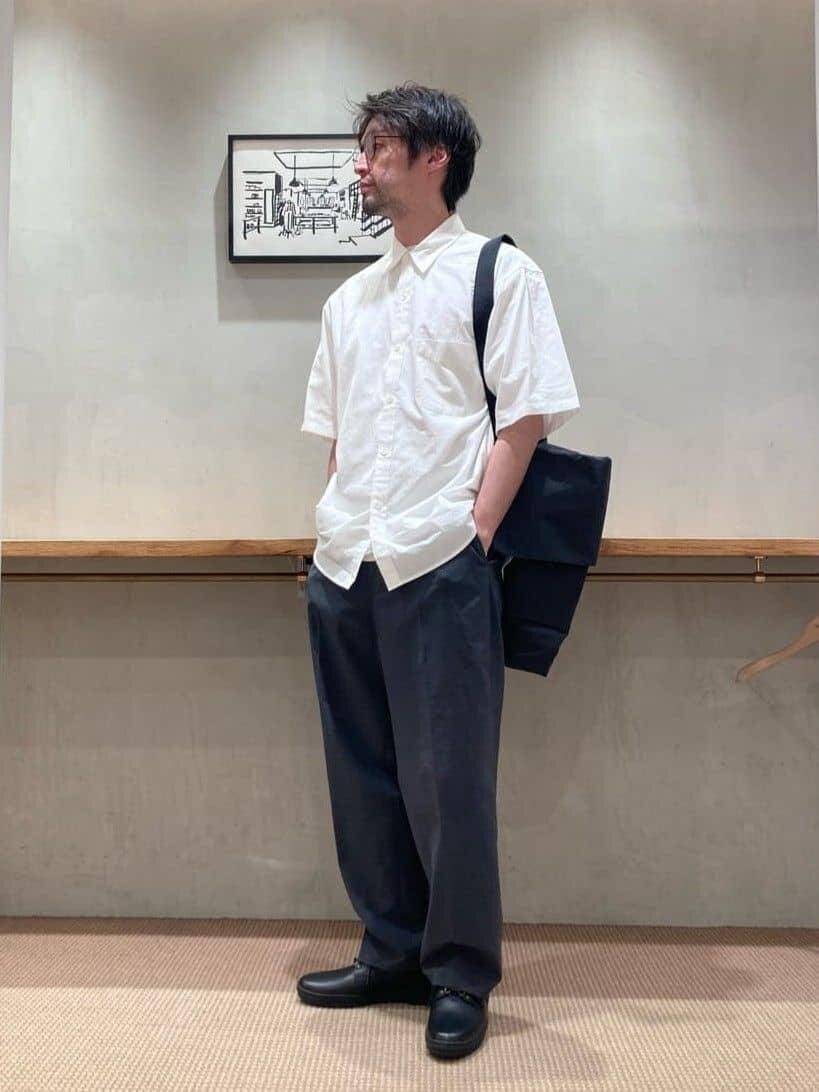 白のシャツ×ダークグレーのワイドパンツのコーデ