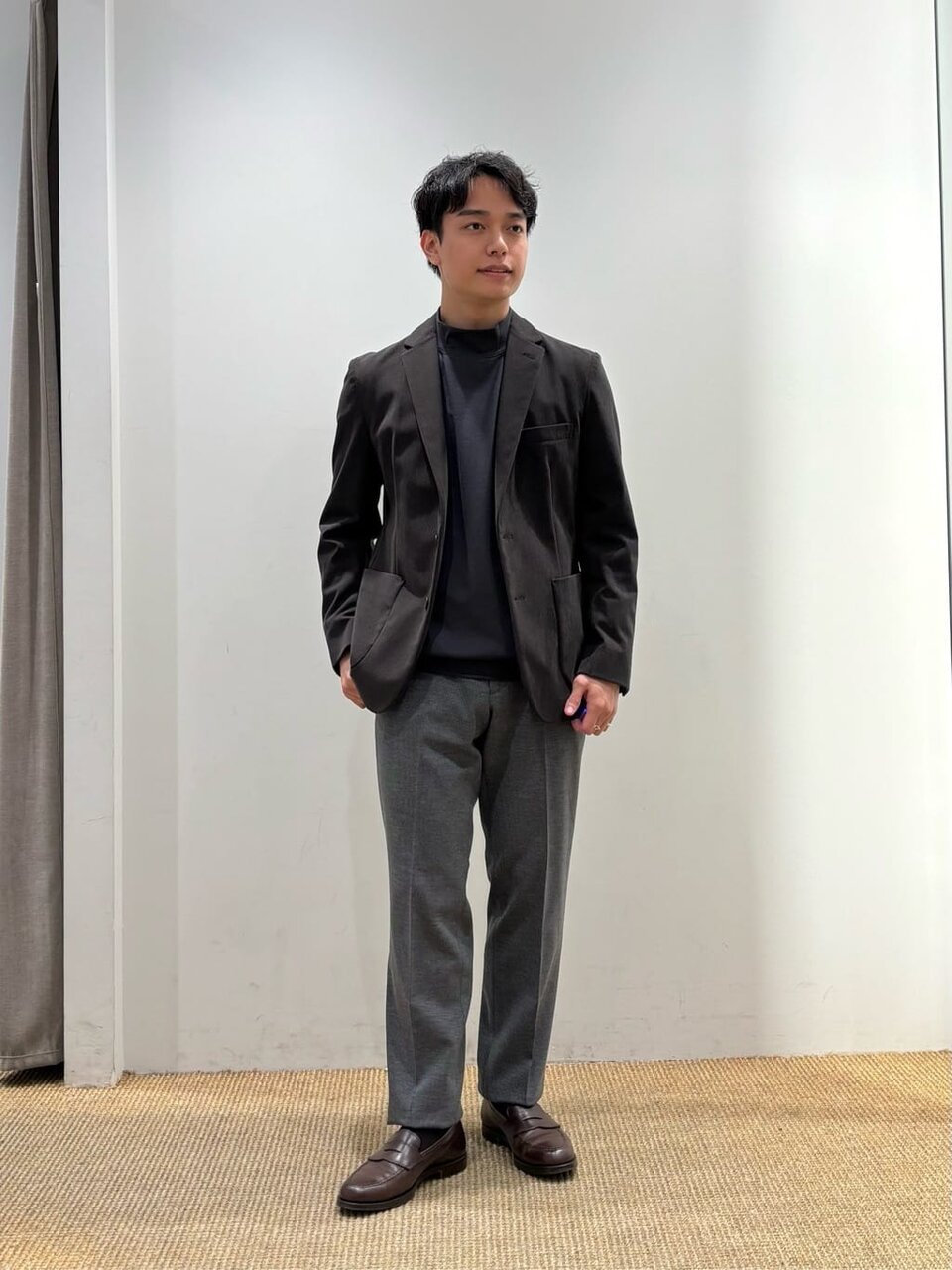 モカのジャケット×グレーのワイドパンツのコーデ