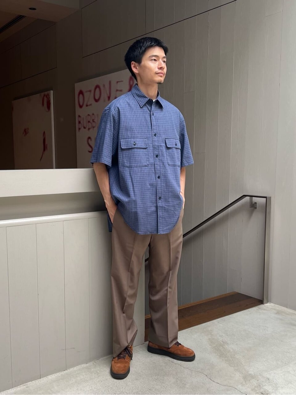 ロイヤルブルーのシャツ×ベージュのワイドパンツのコーデ