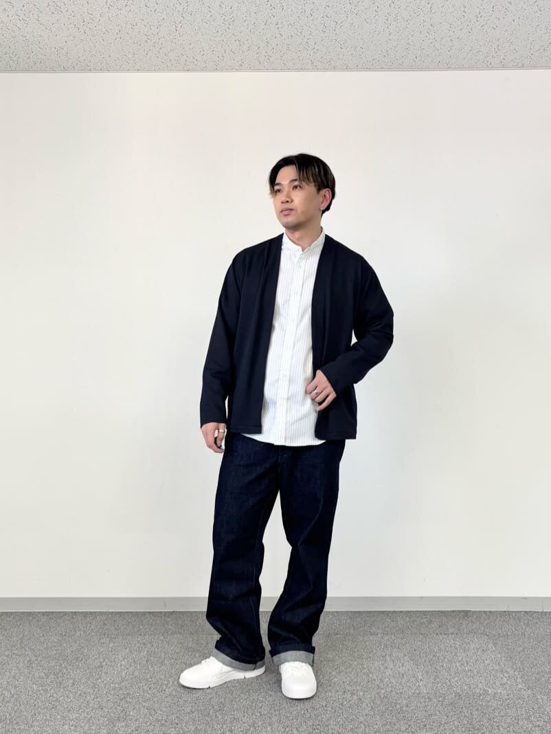 ネイビーのカーディガン×ネイビーのワイドパンツのコーデ