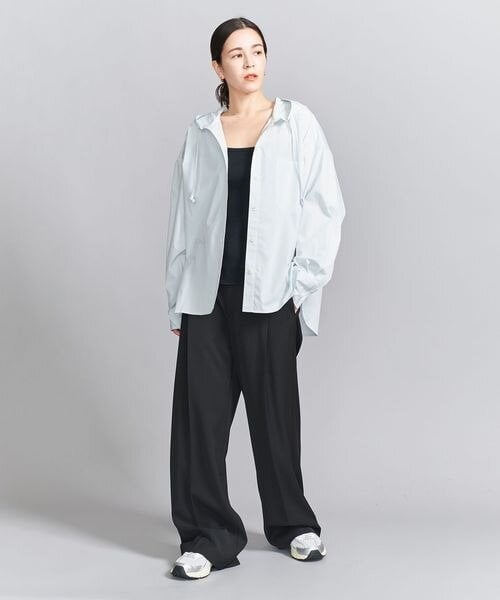 白シャツ×ロング丈のパンツコーデの女性