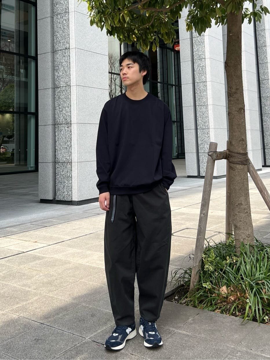 スウェット×クライミングパンツコーデの男性