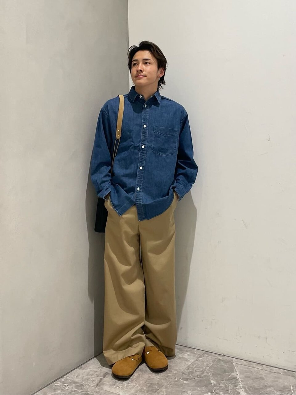 デニムシャツ×チノパンツのコーデ