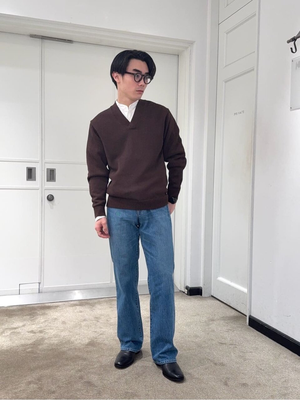 Vネックニット×デニムパンツのコーデ