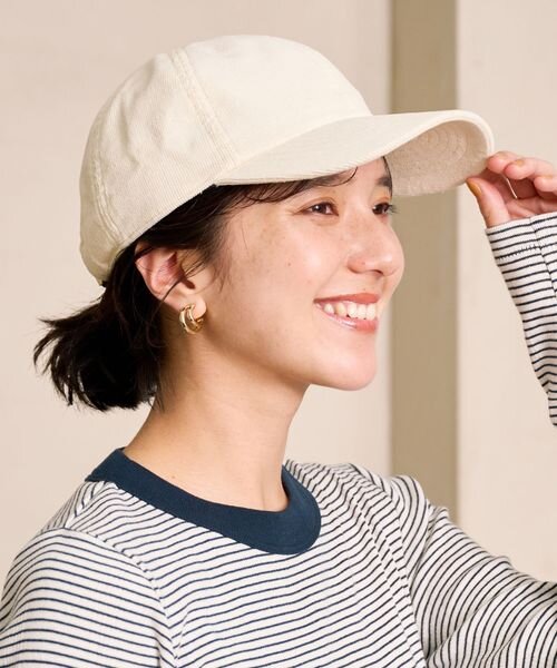 キャップをかぶった女性