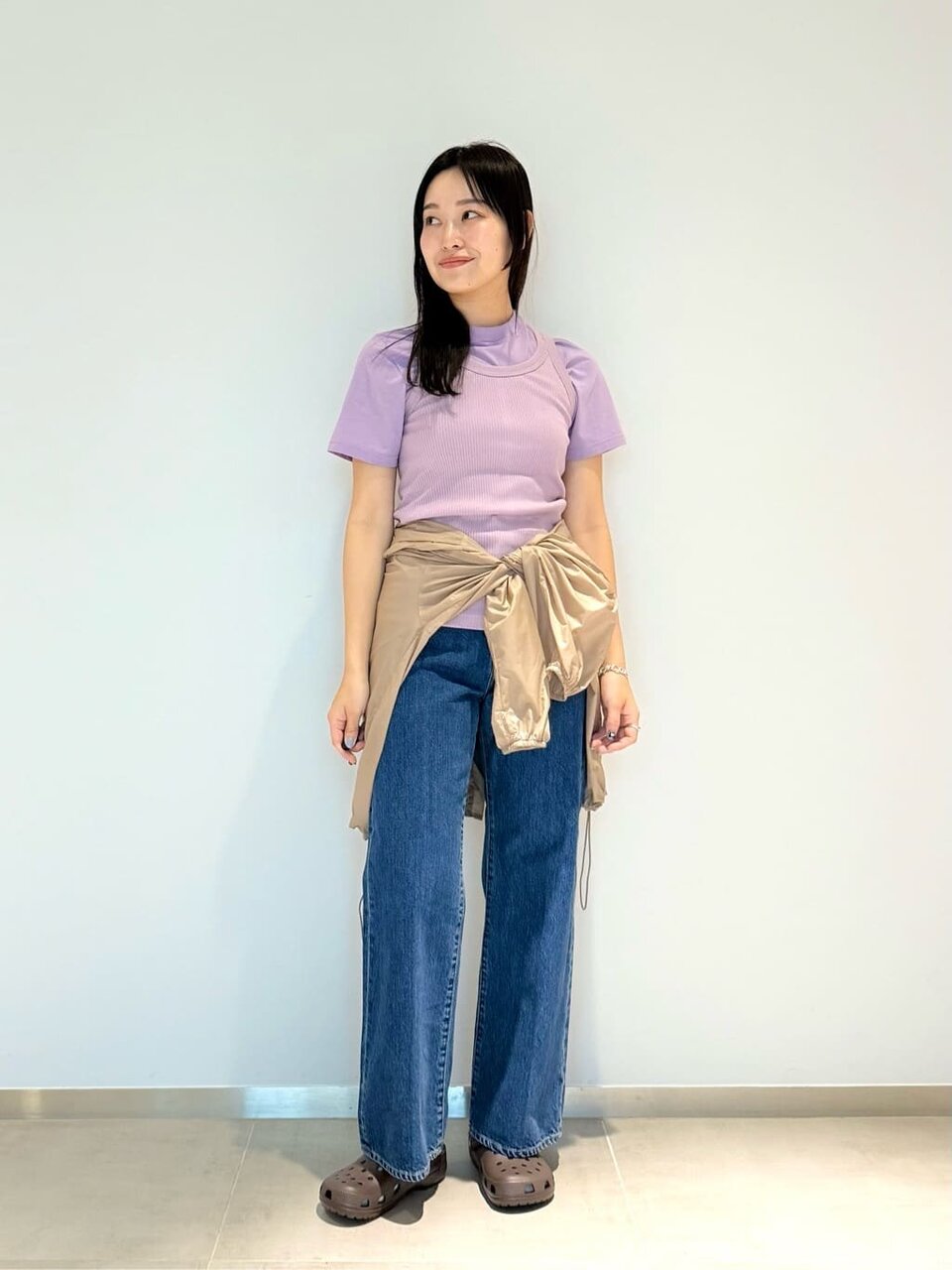 ピンクのTシャツとデニムを着た女性