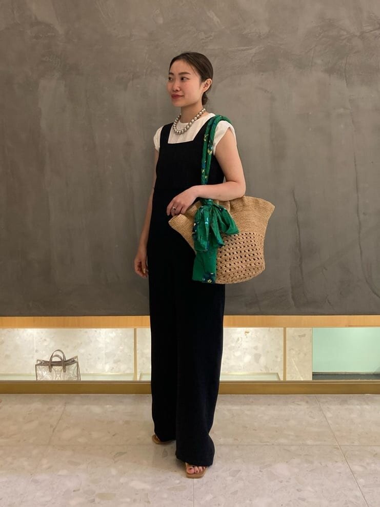 ノースリーブとサロペットを着た女性