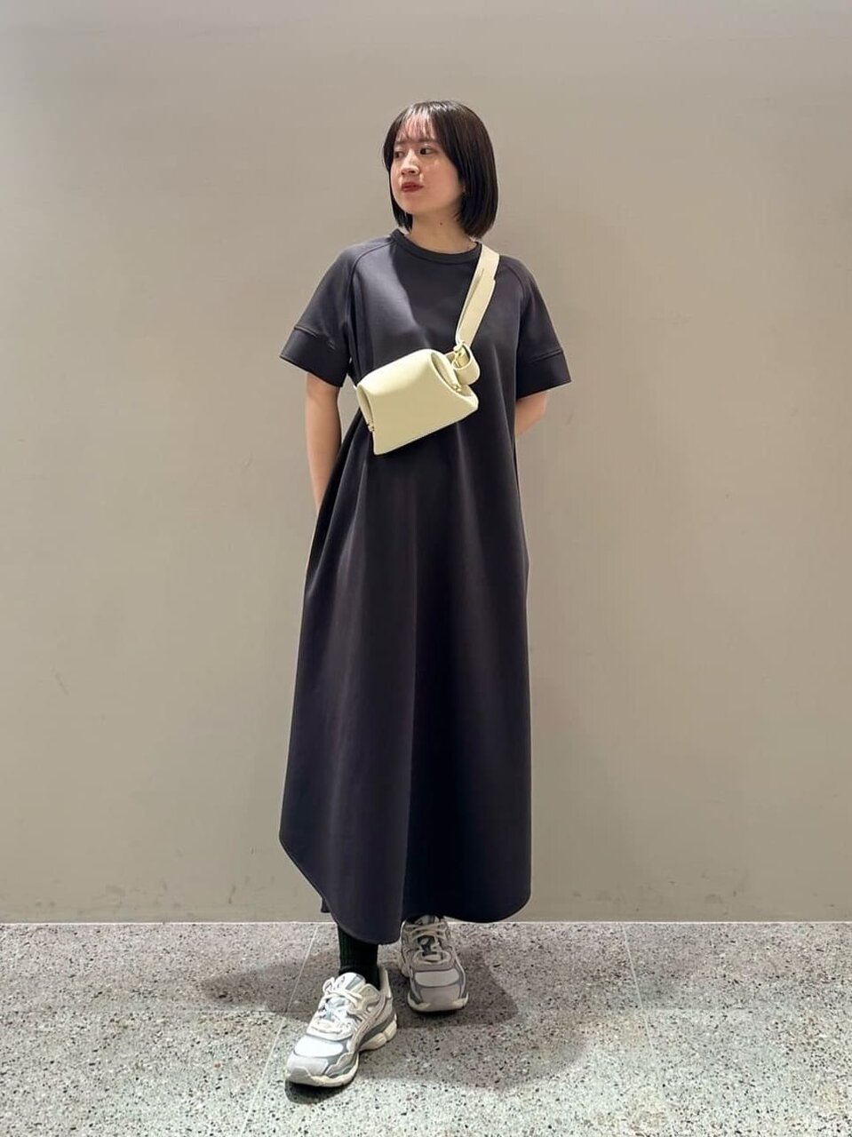 Tシャツワンピースを着た女性