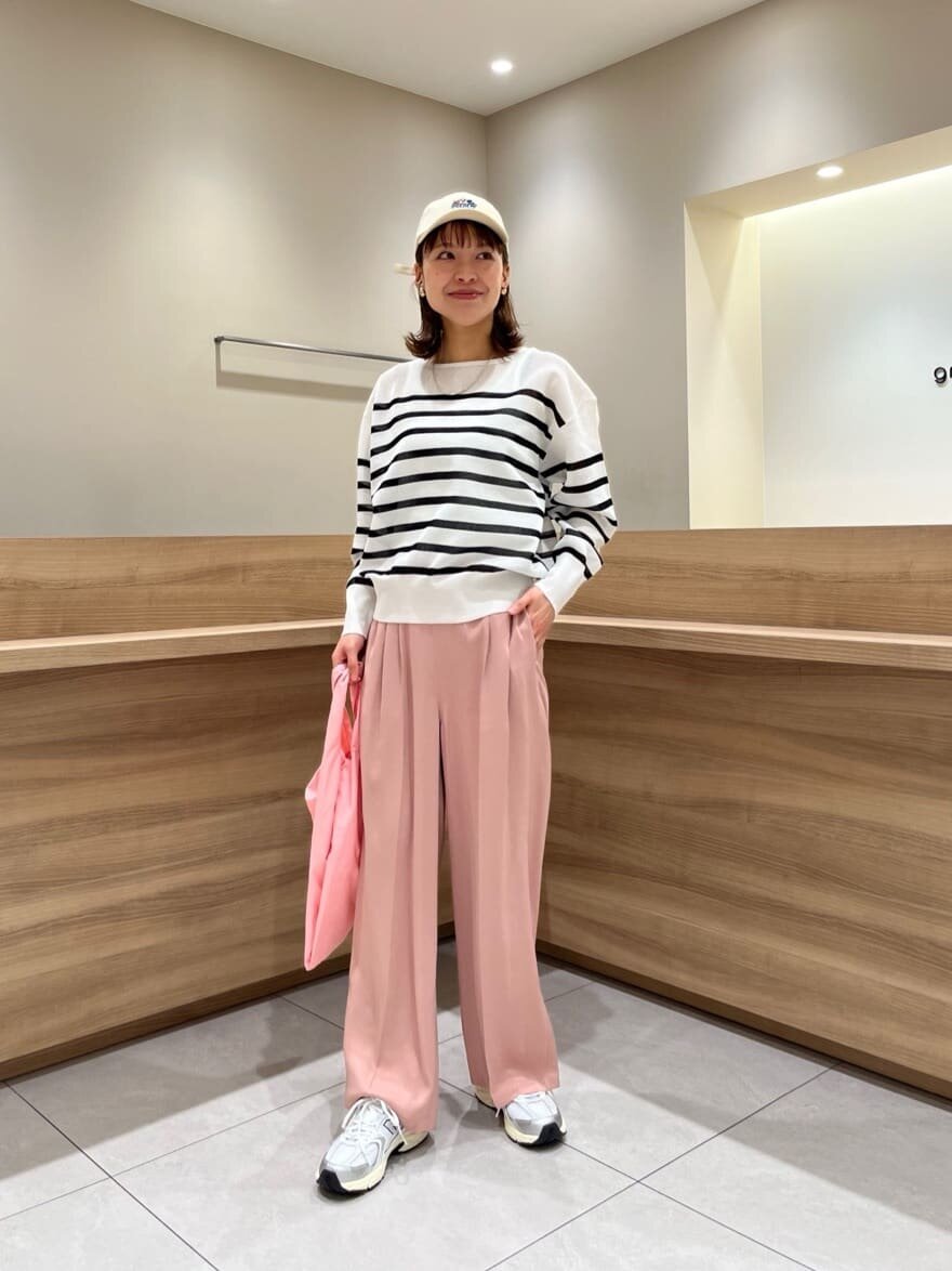 ボーダーシャツとピンクのパンツを着た女性