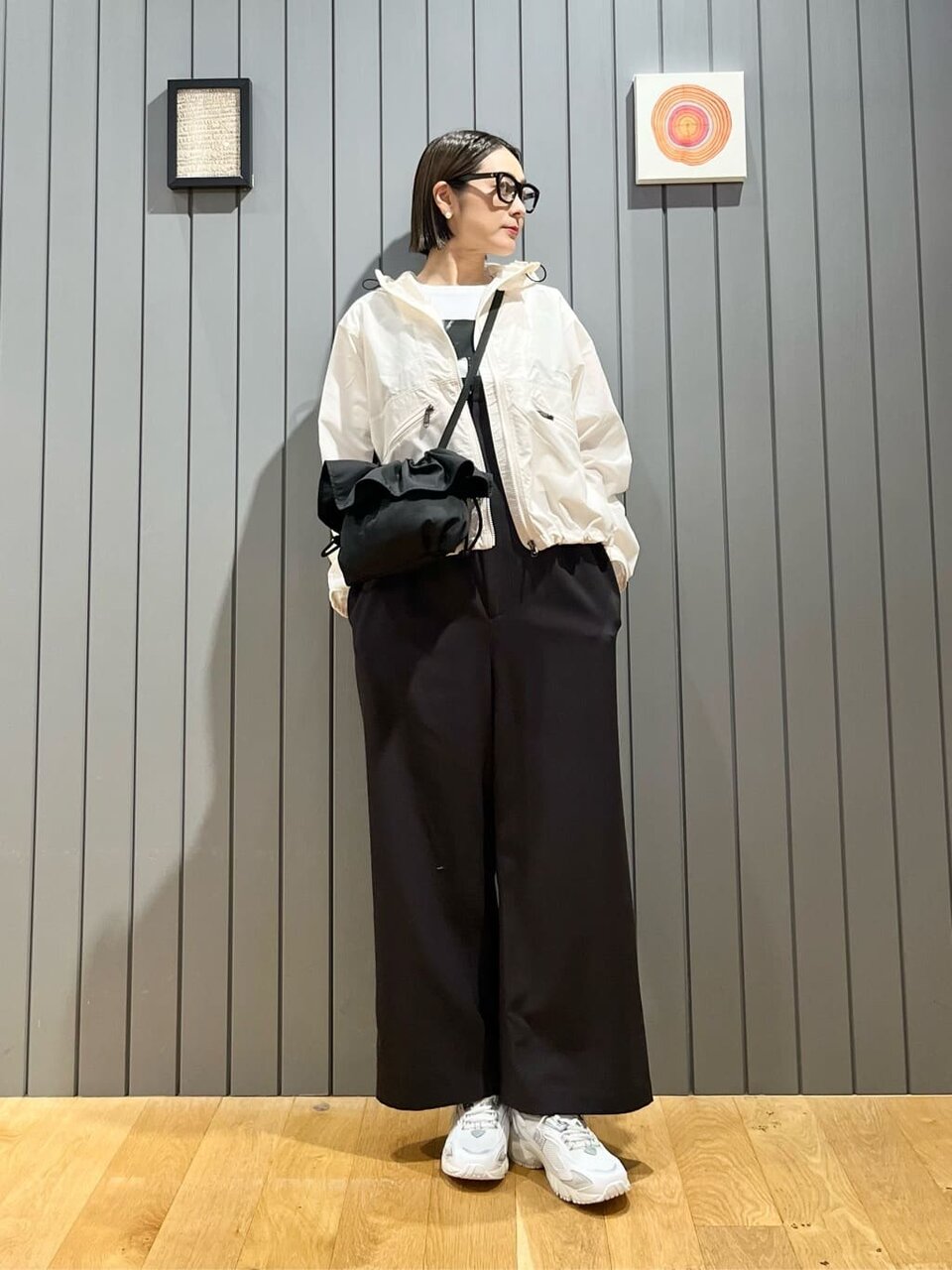 ナイロンジャケットとサロペットを着た女性