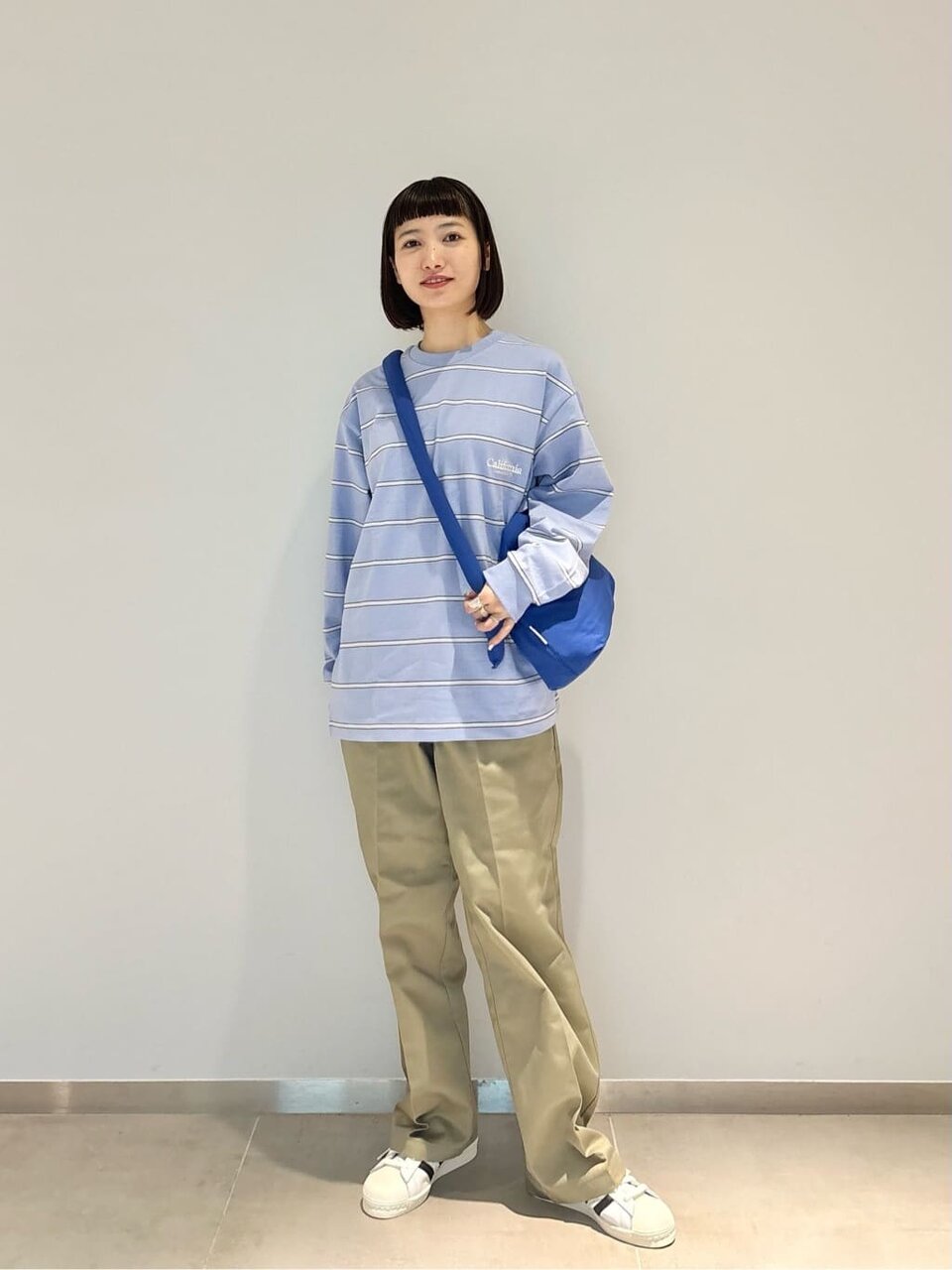 ボーダーカットソーとチノパンを着た女性