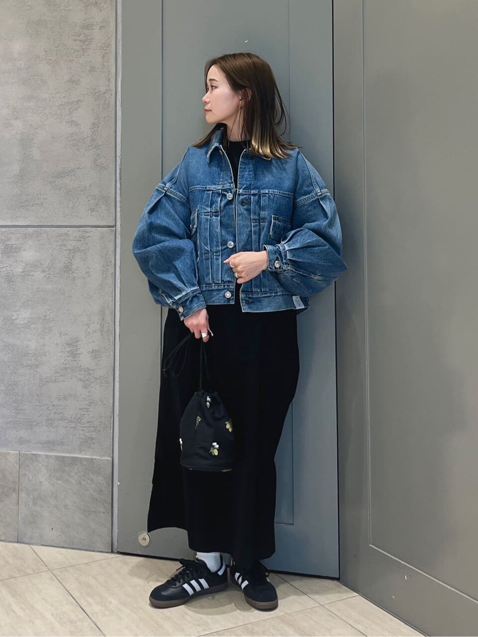デニムジャケットとワンピースを着た女性