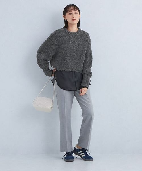 ショート丈ニットとロング丈トップスのレイヤード