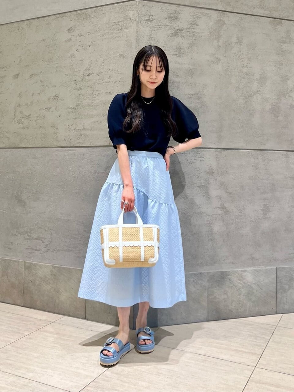 ネイビーのニットを着た女性
