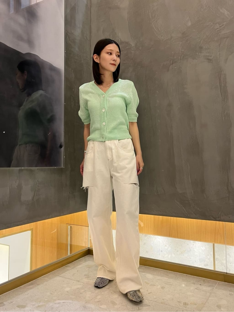ショート丈ニットを着た女性