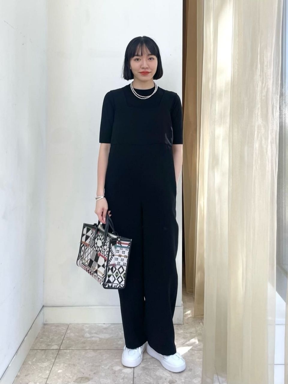 ショート丈ニットを着た女性