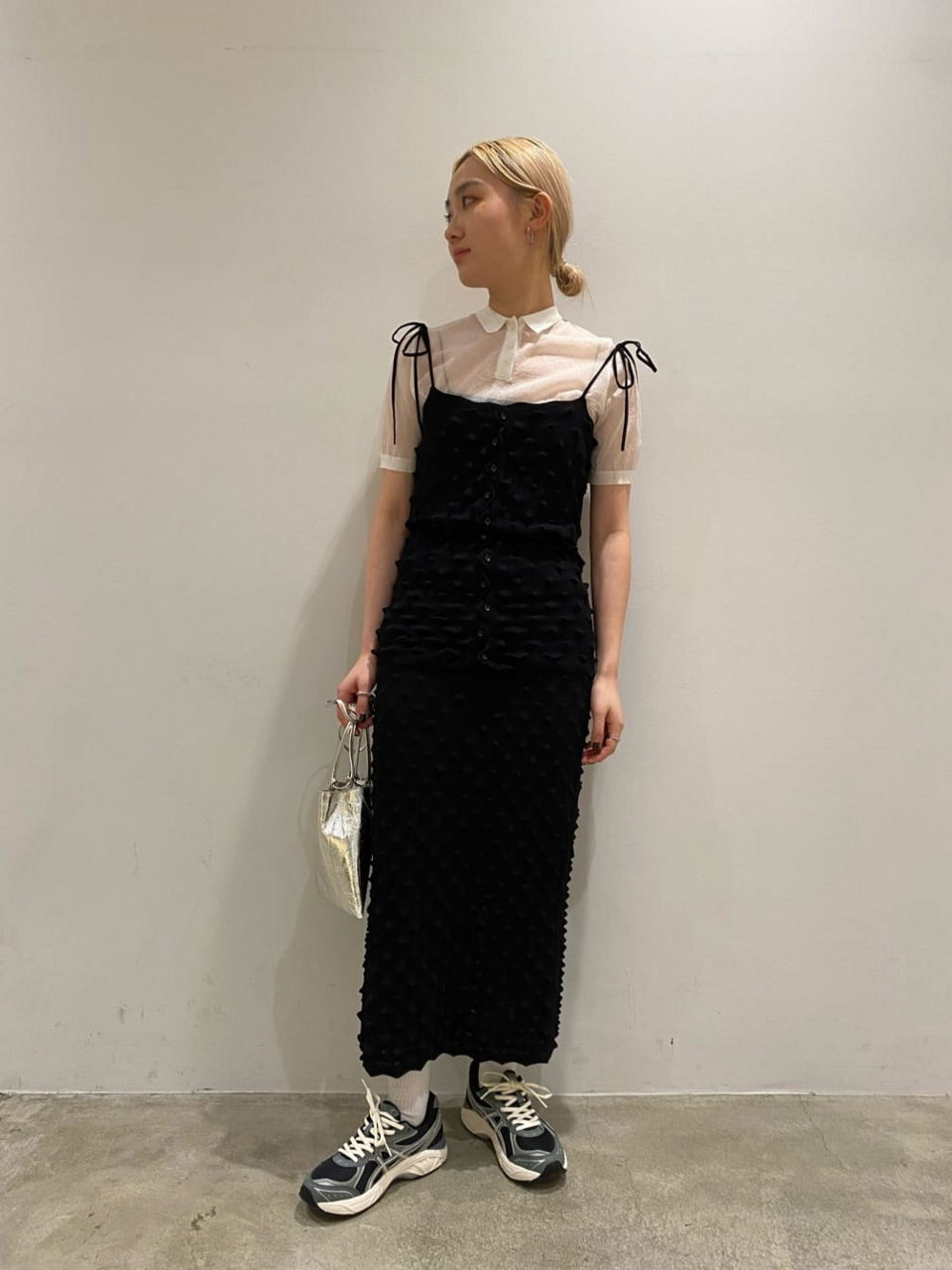 ショート丈ニットを着た女性