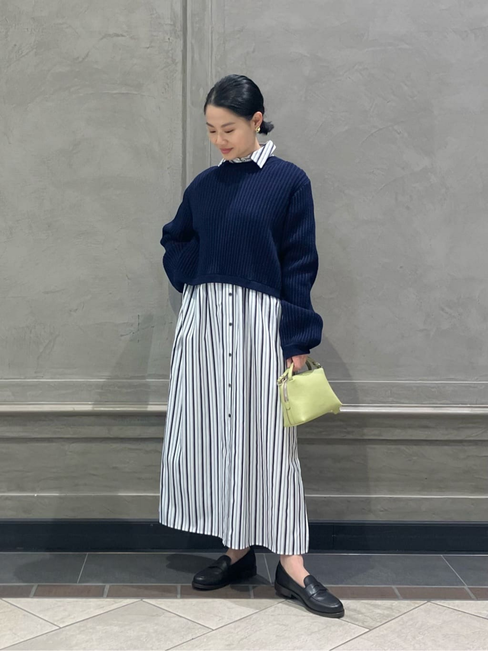 ショート丈ニットを着た女性