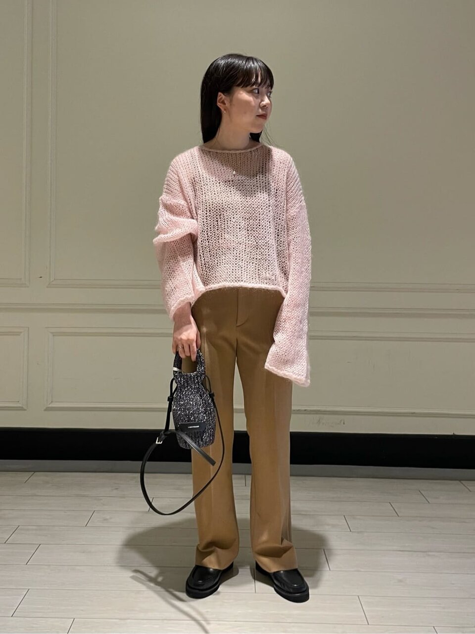 ショート丈ニットとフレアパンツのコーデ