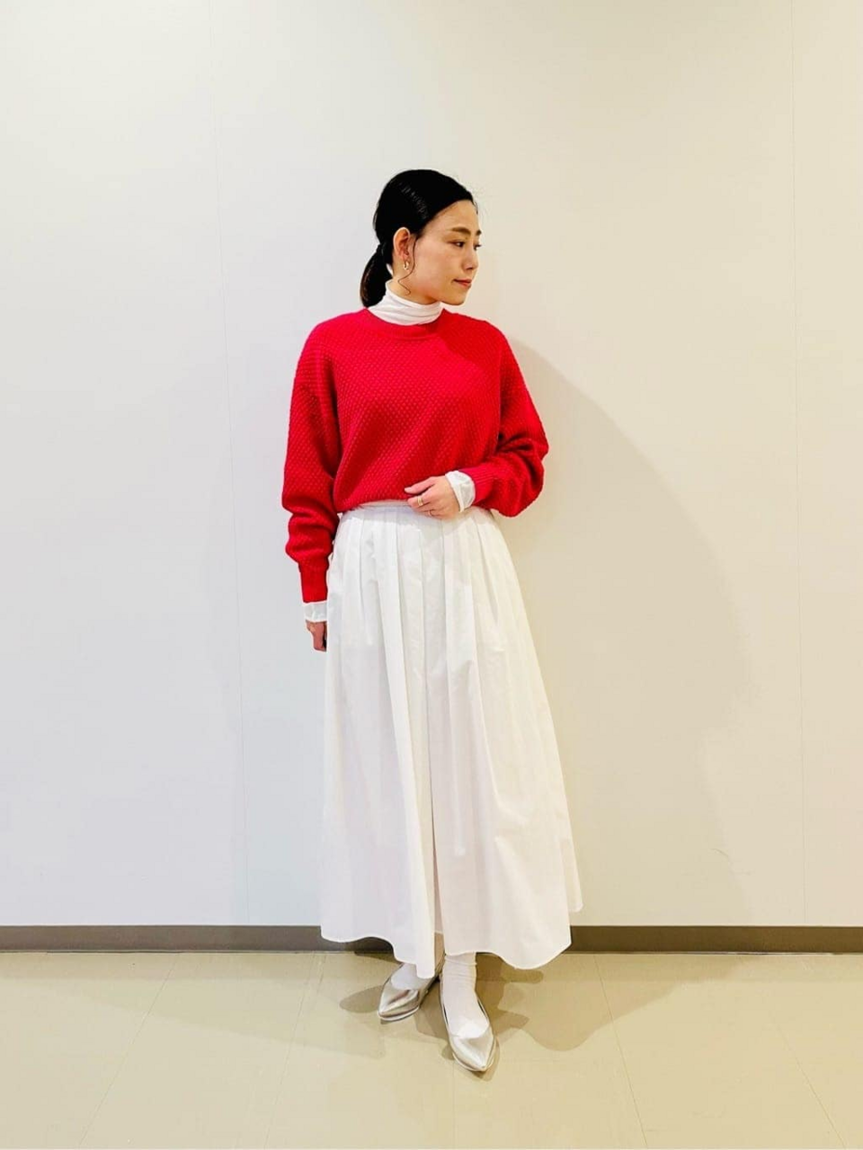 ショート丈ニットを着た女性