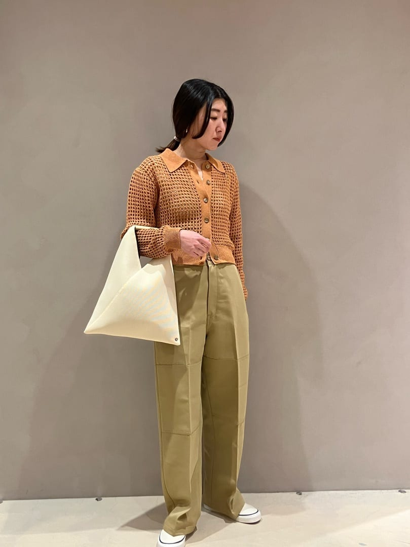 ショート丈ニットを着た女性