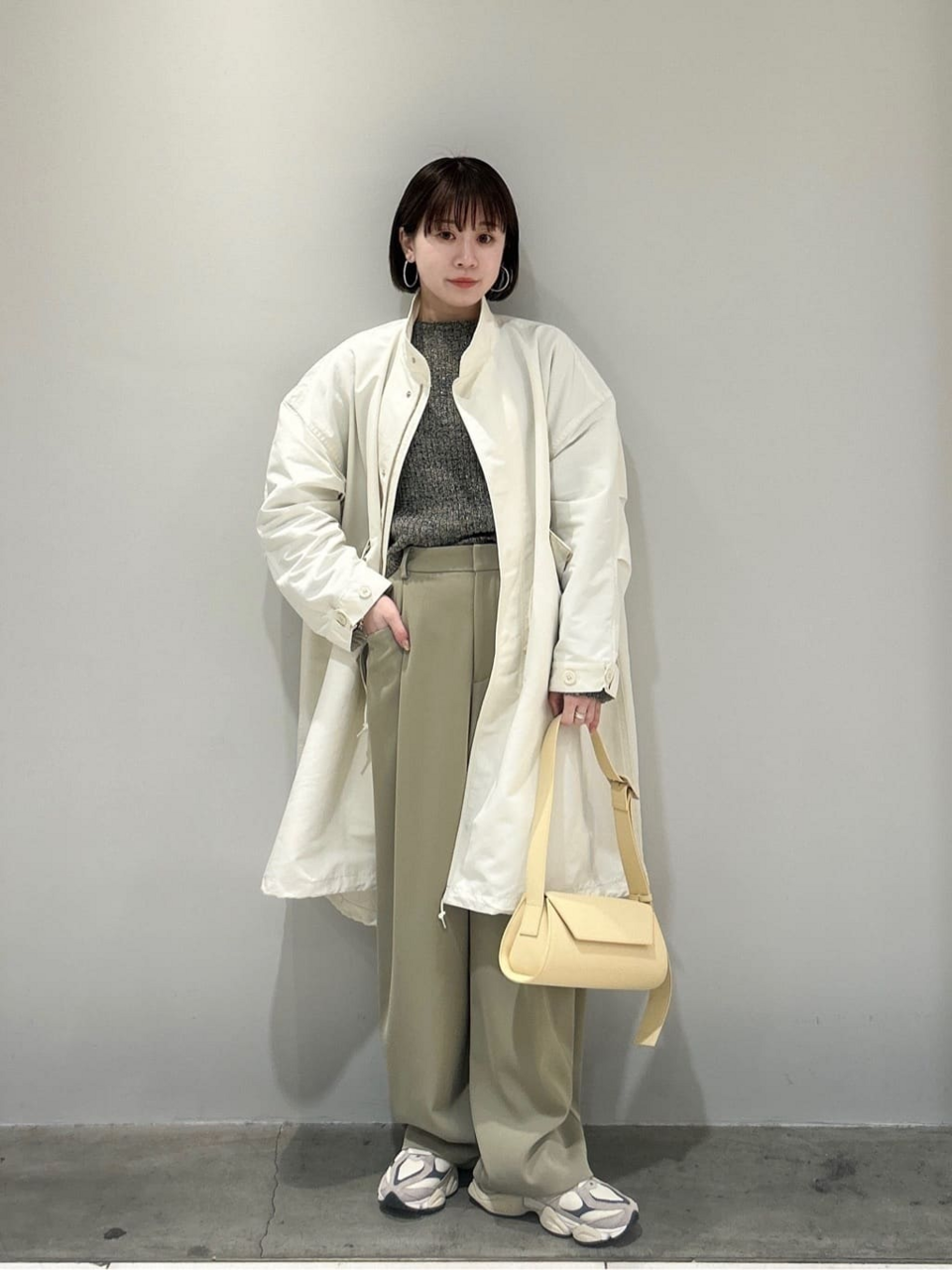 ショート丈ニットを着た女性