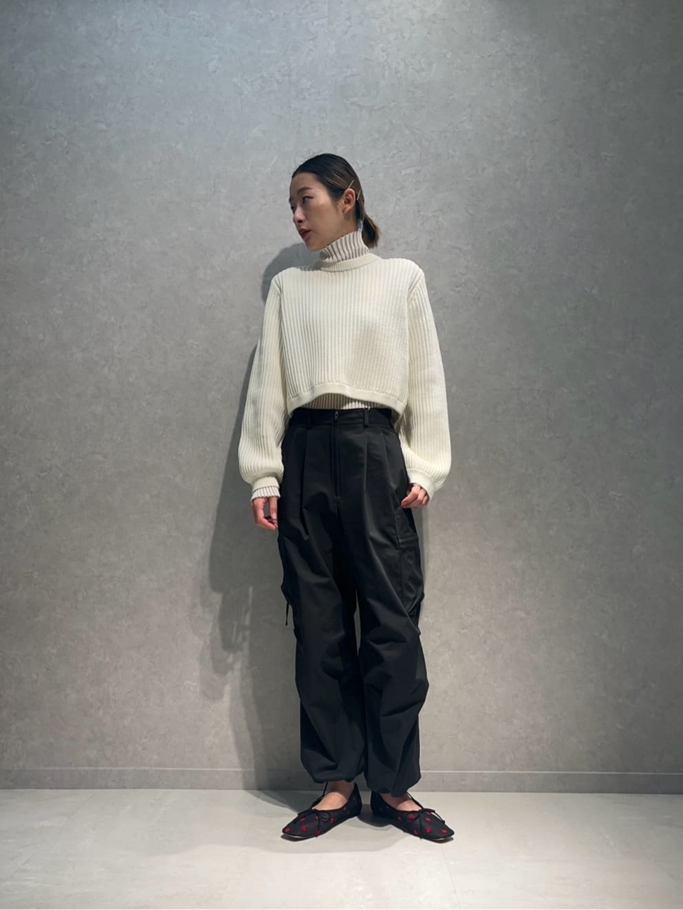 ショート丈ニットを着た女性