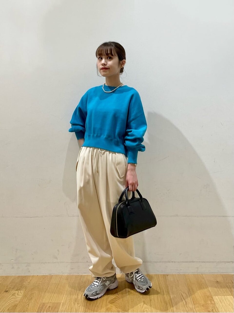 ブルーのニットを着た女性