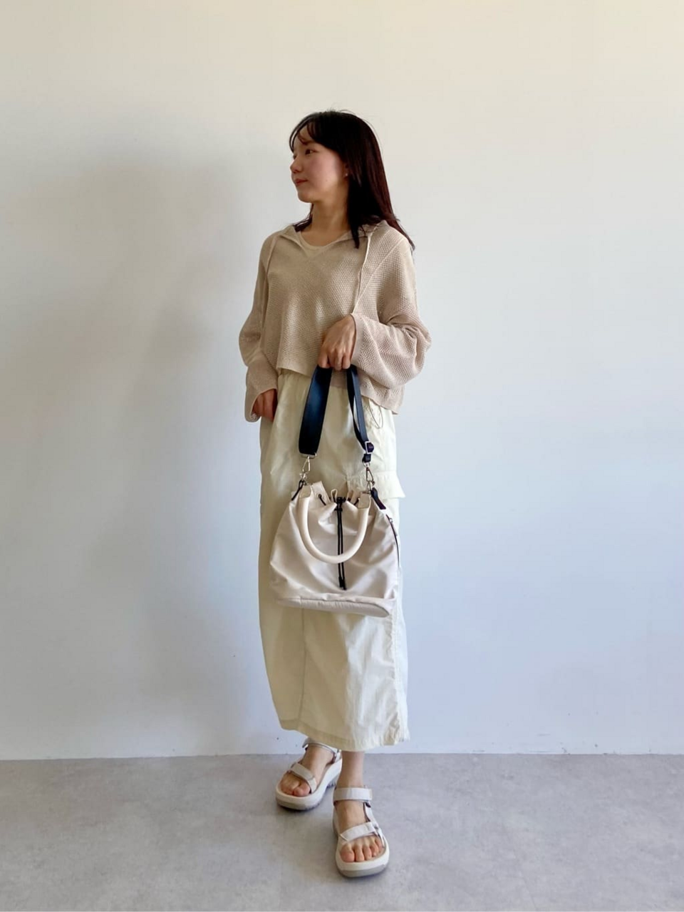 ショート丈ニットを着た女性