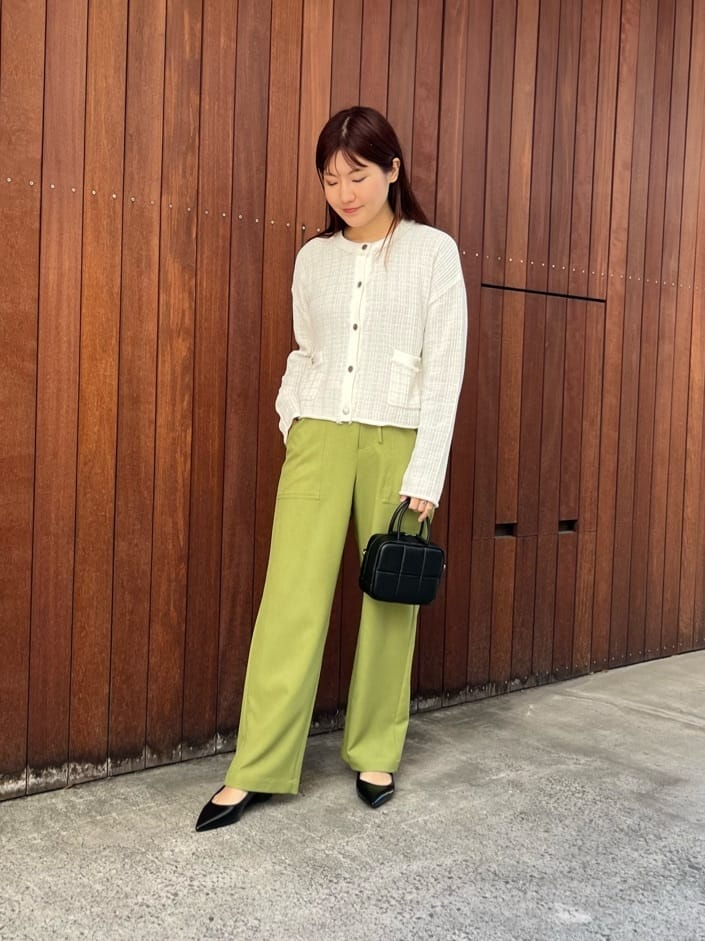 ショート丈ニットを着た女性