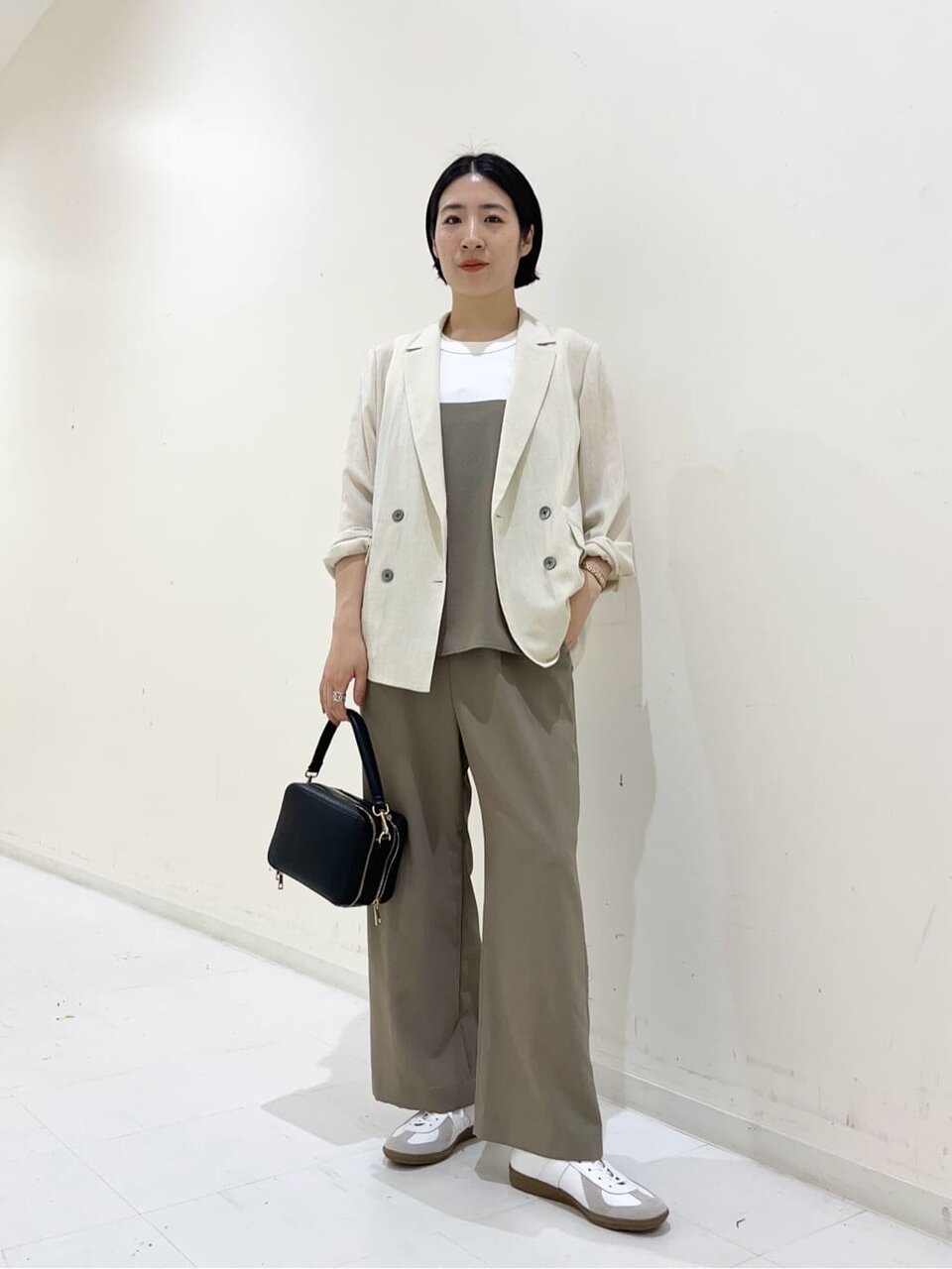 カーキのオールインワンを着た女性