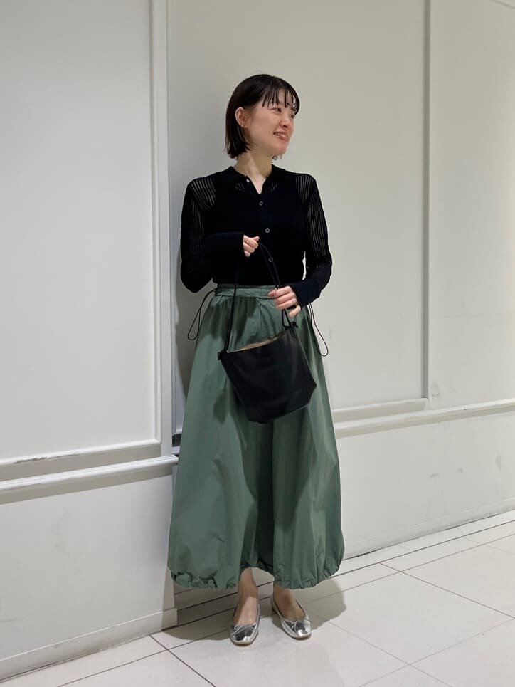 黒のトップスとカーキスカートのコーデ