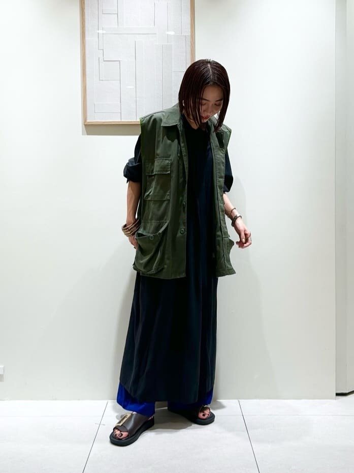 カーキベストと黒ワンピースのコーデ