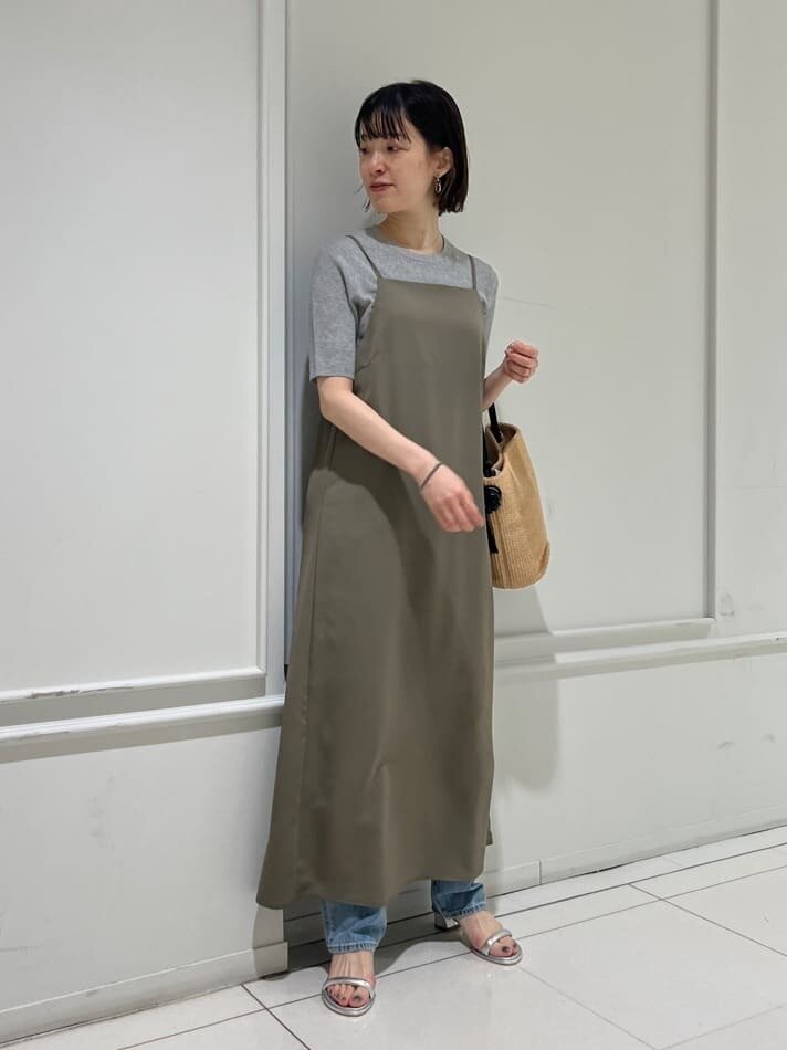 グレーニットとカーキワンピースのコーデ