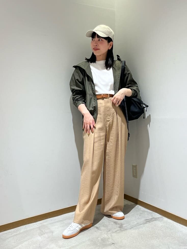 カーキジャケットとベージュパンツのコーデ