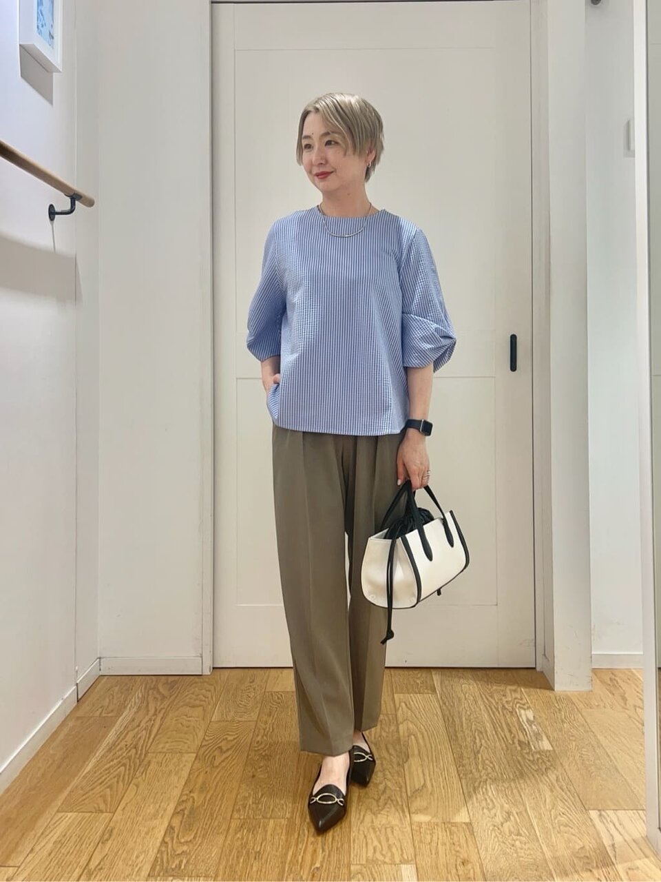 シャツとカーキパンツのコーデ