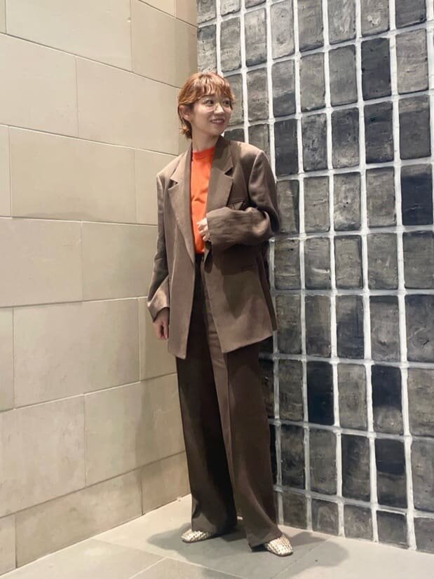 カーキのジャケットセットアップを着た女性