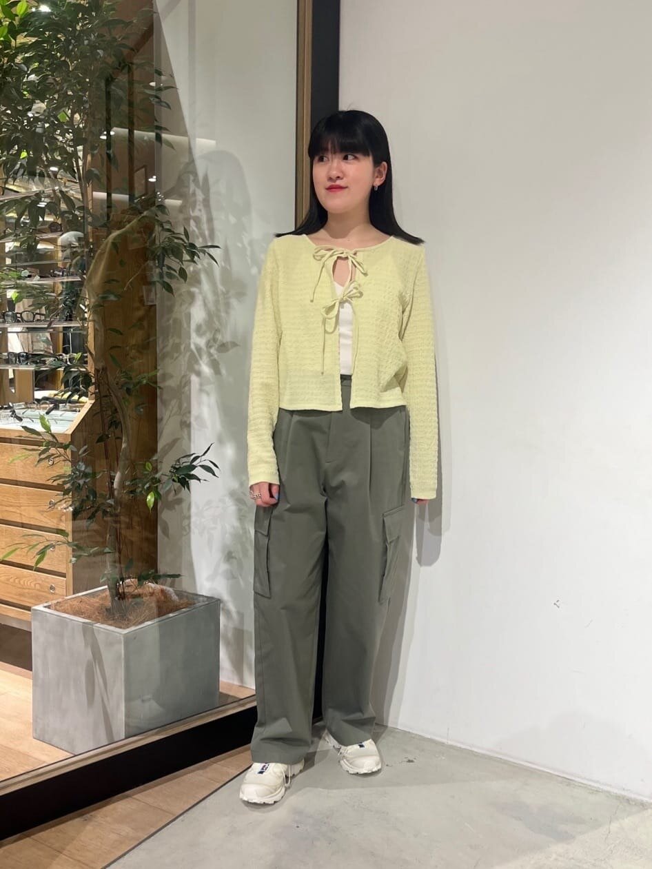 ライムニットとカーキパンツのコーデ