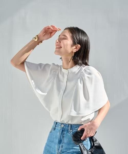 白シャツを着た女性