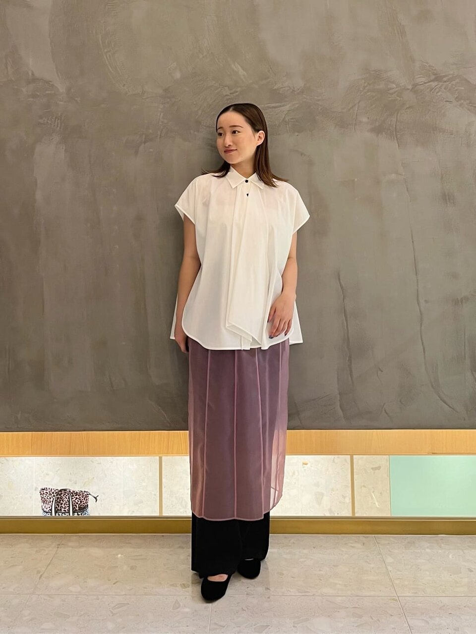 白シャツ×ピンクのシアースカートのコーデ