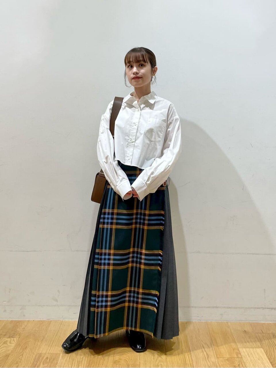 白シャツにスカートをあわせた女性